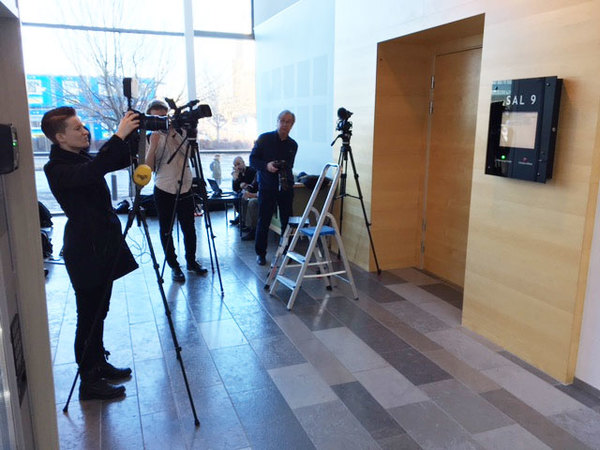 Uppskattningsvis är det ett 15-20-tal reportrar på plats. Foto: SVT