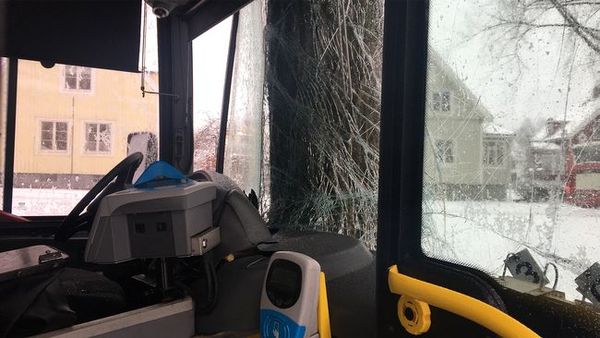 Här är bussen som krockade i ett träd i Gamla Enskede i morse, inifrån.