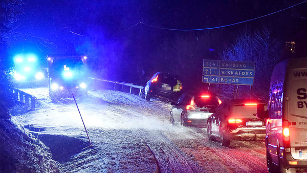 En personbil gick av vägen vid Kinnarumma utanför Borås vid sextiden i morse. Foto: Joakim Eriksson.