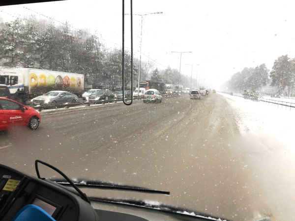Ovädret har skapat långa köer på sina håll. På Nynäsvägen i Stockholm flyter trafiken för tillfället, men det är mycket trafik sent in på förmiddagen. Foto: SVT
