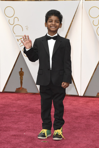 Sunny Pawar som spelar den unge Saroo i filmen Lion har anlänt.