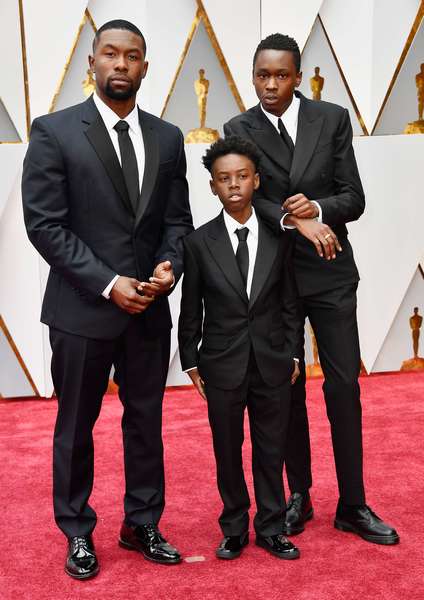 Tre generationer ur filmen Moonlight har klivit in på röda mattan. Skådespelarna Trevante Rhodes, Alex R. Hibbert och Ashton Sanders.