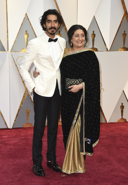 Skådespelaren Dev Patel är nominerad i kategorin Bästa biroll för filmen Lion. Här tillsammans med sin mamma Anita Patel.