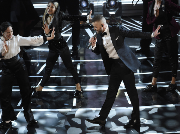Så här såg det ut när Justin Timberlake framförde Can't stop the feeling i början av galan.