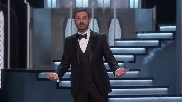 Skämten mot presidenten fortsätter.
- Jag vill tacka Trump...kommer ni ihåg förra året när folk tyckte att Oscarsgalan var rasistisk?