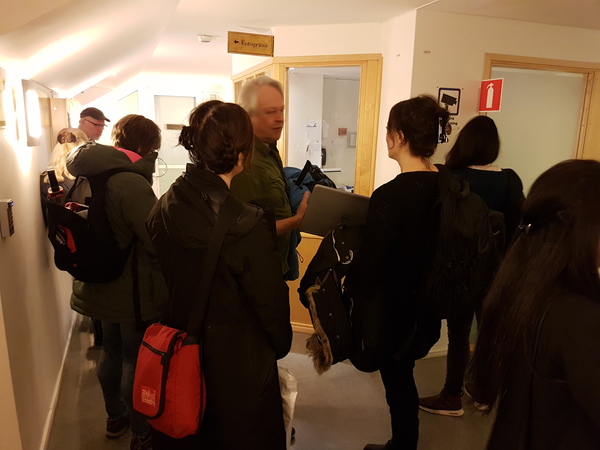 Media och åhörare på plats utanför rättegångssalen.