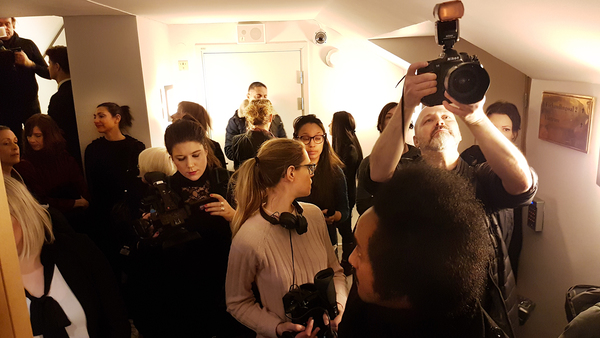 Personer på väg in till åhörarsalen.