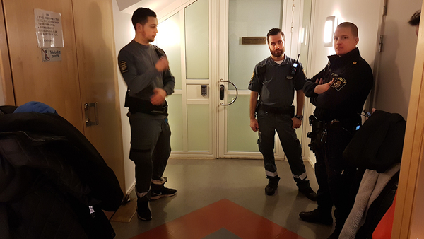 Stor säkerhet. vakter och poliser utanför rättegångssalen som hålls i säkerhetssalen vid Stockholms tingsrätt.