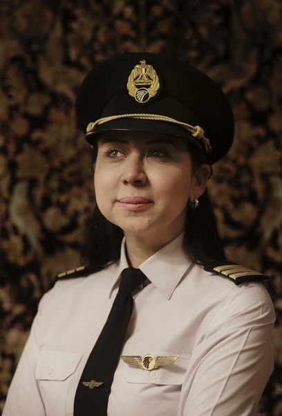 I Egypten uppmärksammar man kvinnodagen med denna bild på Magda Malek. Hon är den första kvinnliga pilot som fått flyga EgyptAir's största passagerarplan, en Boeing 777-333