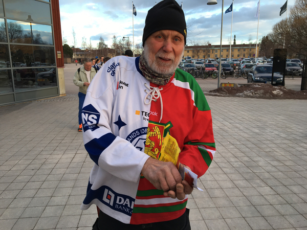 Hans Nyårds bor i Rättvik -Jag har hemmaplan åt båda håll, säger han och han har också klätt sig därefter .. ????