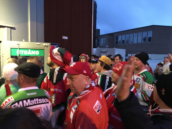 "Leksand åker ur i år igen ... " skanderar Mora-klacken