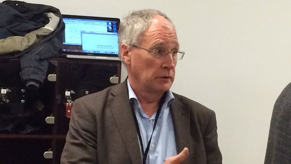 Advokat Lars Edman på plats i Malmö tingsrätt. Hans klient förnekar brott helt och hållet. Enligt advokaten utgör gärningen inte ett terroristbrott utan kan endast ses som grov skadegörelse.