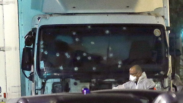 Åklagaren har uppgett att nedladdade propagandafilmer från IS har hittats i mannens dator. Bland annat från dådet i Nice då en lastbil körde in och dödade ett flertal människor längs strandpromenaden.