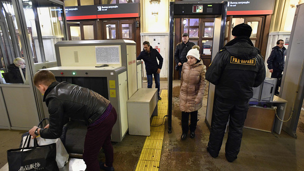Säkerheten har skärpts i S:t Petersburg. Här kontrolleras resenärernas väskor på tågstationen Leningradskij. Foto: TT
