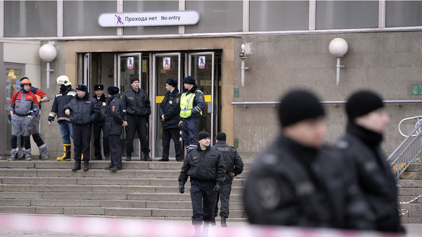 Polis vaktar entrén till tunnelbanestationen Sennaja Plosjtjad. Foto: TT