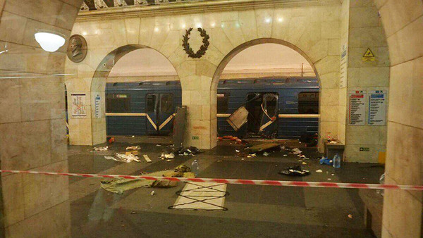 Ett tåg som skadats vid explosionen vid stationen Teknologiska institutet. Foto: TT
