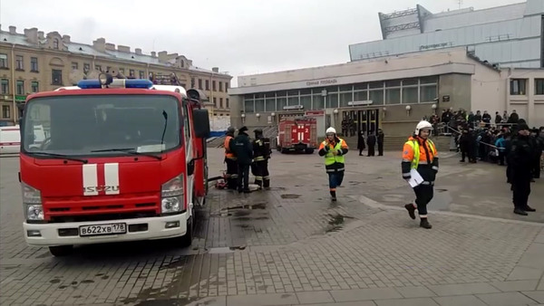Räddningstjänst utanför tunnelbanestationen Sennaja Plosjtjad. Foto: TT