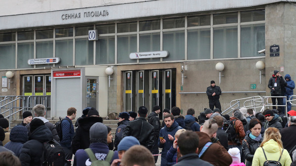 Människor har samlats utanför stationen Sennaja Plosjtjad efter explosionen. Foto: TT