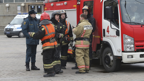 Räddningstjänst utanför stationen Sennaja Plosjtjad. Foto: TT