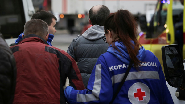 Skadade får hjälp utanför tunnelbanestationen Sennaja Plosjtjad. Foto: TT