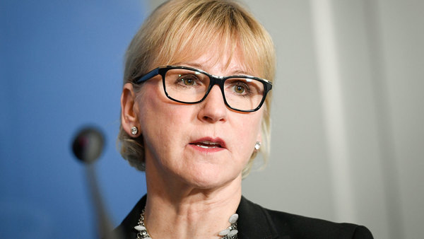 Sveriges utrikesminister Margot Wallström uttalar sig nu. 

–  Kemvapenattacken mot civila i Syrien är avskyvärd. Under svensk ledning, tillsammans med nio andra länder i säkerhetsrådet, försökte vi i natt nå enighet kring en resolution om en seriös undersökning av detta illdåd för att ansvariga ska kunna ställas till svars. Vi beklagar att det inte gick att nå enighet bland de permanenta medlemmarna. Vi är redo att fortsätta arbetet.

 Hon menar att det oklart hur attacken ska tolkas i den långsiktigt politiska kontexten.

– Det är oklart om robotangreppet i natt är ny amerikansk politik. Det är viktigt att det finns en folkrättslig grund för agerande. Nattens robotangrepp reser också frågor kring hur detta kan vara förenligt med folkrätten. Frågan måste därför tillbaka till säkerhetsrådet, som måste ta ansvar för att nå en hållbar politisk lösning. Det finns redan för mycket vapenmakt i Syrien. Det är hög tid att det syriska folket får bestämma över sin framtid.