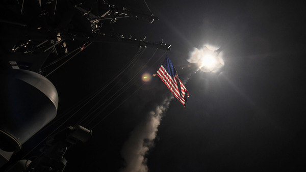 Här ses när USA avfyrar missilerna. Foto: TT