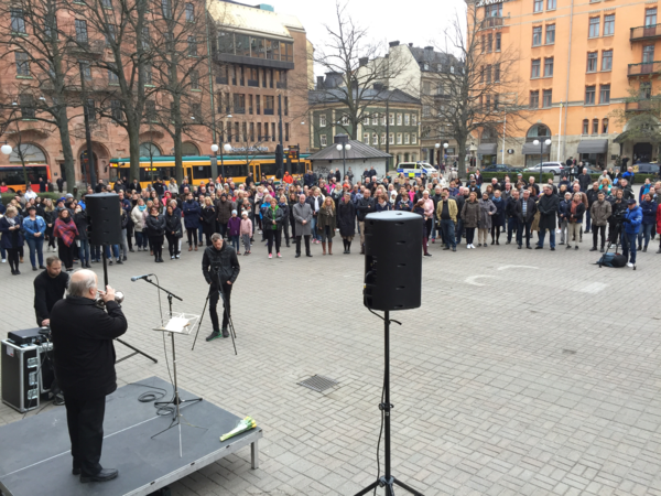 Trumpetsolisten Leif Fredricsson inleder ceremonin på Tyska torget i Norrköping. Foto: Henrik Perälä/SVT