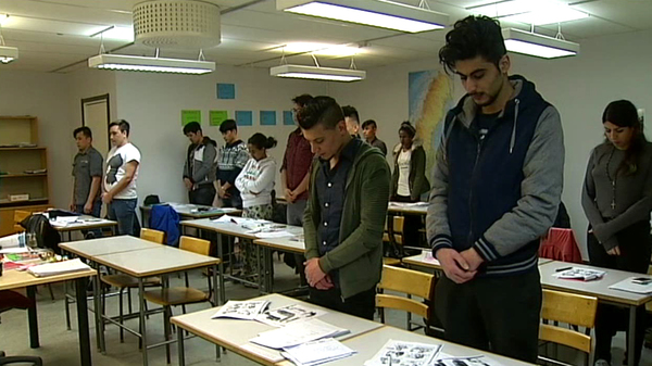 Tyst minut i klassrummen på Ådalsskolan i Kramfors.