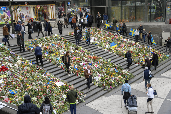 Trappan vid Sergels Torg mot Drottninggatan täckt av blommor på måndagsmorgonen. Foto: TT