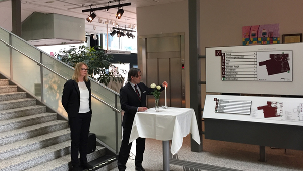 Södertälje: "Det blir vår, sommar, skolavslutning. Livet går vidare", säger Södertäljes stadsdirektör när han tände ett ljus före den tysta minuten. Foto: Lisa Åberg/SVT