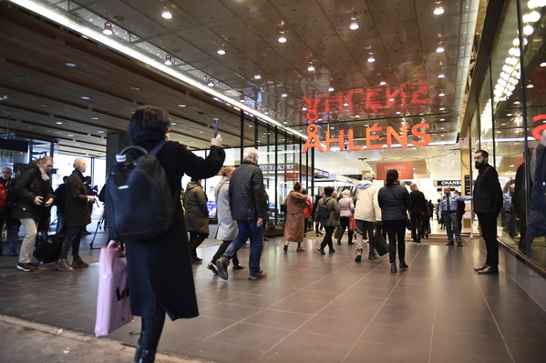 Varuhuset Åhléns har nu öppnat igen, tre dagar efter terrorattacken. Foto: TT