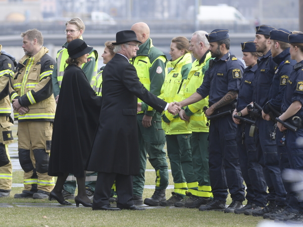 Kung Carl Gustaf och drottning Silvia hälsar på räddningspersonal och polis vid Stadshuset under minnesstunden på måndagen. Foto: TT