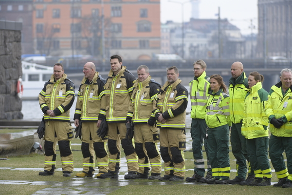 Räddnings- och sjukvårdspersonal vid Stadshuset inför minnesstunden i på måndagen. Foto: TT