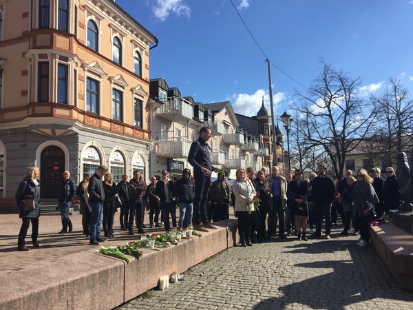 Vid lunchtid på måndagen samlades även Arvikaborna vi Torget för att hedra offren med en tyst minut. Foto: Karin Lövgren Mannberg