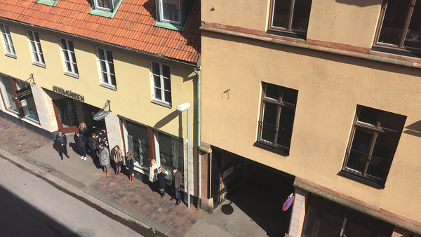 Gående i centrala Helsingborg stannade upp för en tyst minut. Foto: Fanny Palm