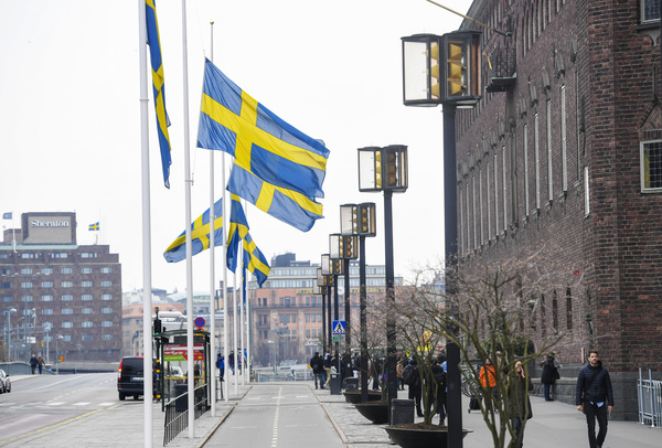 Flaggor på halv stång utanför stadshuset på måndagsmorgonen. Foto: TT