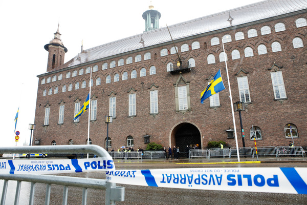 Avspärrningar och flaggor på halv stång inför minnesstunden i Stadshuset på måndagen. Foto: TT