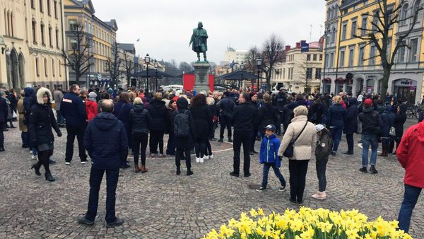 Stortorget i Örebro: Många trotsade kylan och regnet för att hedra terrorns offer. Foto: Malin Gotlin/SVT