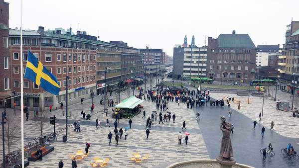 Minnesceremonier hålls på flera håll i landet. I Eskilstuna rör sig folk mot Fristadstorget för att delta i den tysta minuten. Foto: Pontus Kinnander/SVT