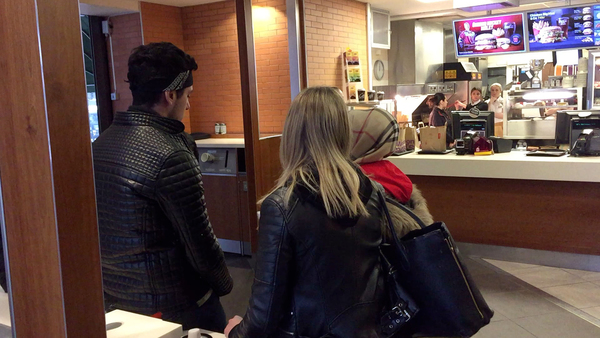Kunder på en snabbmatsrestaurang i Örebro stannade upp under den tysta minuten. Foto: Johan Pisoni