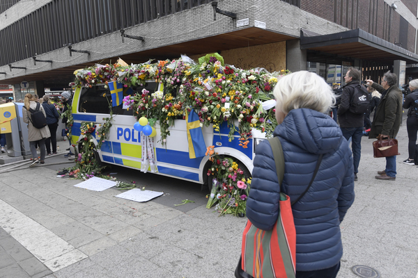 Tre dagar efter terrorattacken. En polisbil täckt av blommor vid Åhléns på Drottninggatan, platsen där lastbilen rammade varuhuset. Foto: TT