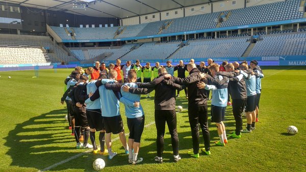 Malmö FF deltog i den nationella tysta minuten för att hedra offren vid fredagens dåd i Stockholm.