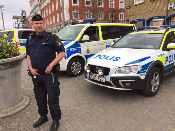 Marcus Arnefur, gruppchef vid polisen i Jönköping och hans kollegor höll en tyst minut. Foto: SVT