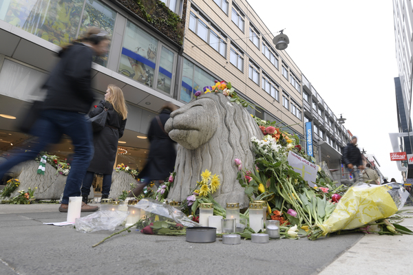 Ett av betonglejonen som ska hindra biltrafik på Drottninggatan täckt av blommor på måndagsmorgonen. Foto: TT