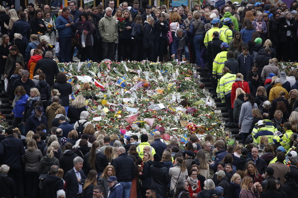 Tyst minut på Sergels Torg för offren för terrordådet vid tolvslaget på måndagen Foto: TT