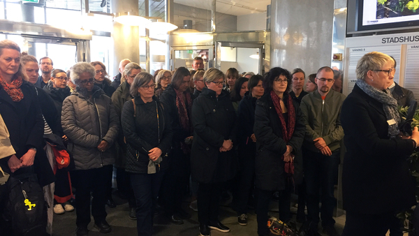Stadshuset i Uppsala under en tyst minut klockan 12.00.