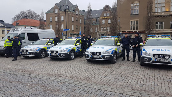 Poliserna i Västerås håller tyst minut på Stora torget. Foto: Daniel Brodén/SVT