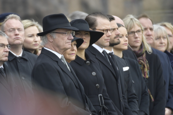Kung Carl Gustaf, drottning Silvia, kronprinsessan Victoria, prins Daniel, prins Carl Philip och prinsessan Sofia vid Stadshuset på minnesstunden. Foto: TT