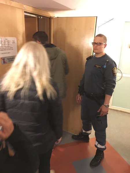 Nu släpps vi in i salen igen