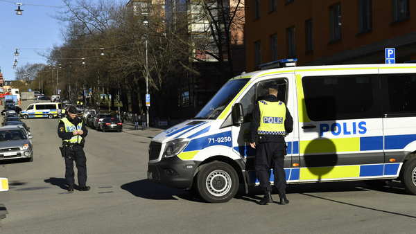 Poliser spärrar av Bergsgatan utanför säkerhetssalen vid Stockholms tingsrätt inför häktningsförhandlingen mot Rakhmat Akilov som misstänks för lastbilsdådet i Stockholm. Foto: TT
